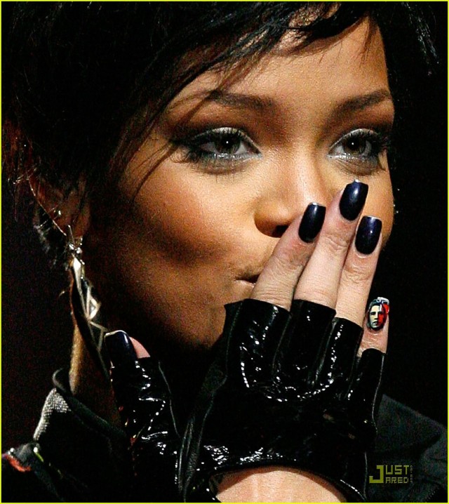 Rihanna mit Obama Logo auf dem kleinen Finger
